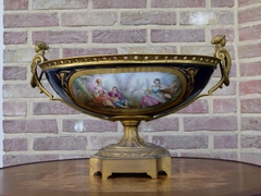 Napoleon III style Sévres centerpiece coupe with romantic scene in Sévres porcelain and gilded bronze, France 1870