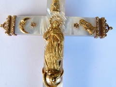 Religious style Cross in mother of pearl and 18kt gold in mother of pearl and 18kt gold, Europe arround 1900