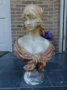 style Alabaster sulpture of a lady in alabaster and marble, Italie, signed Carli 1900