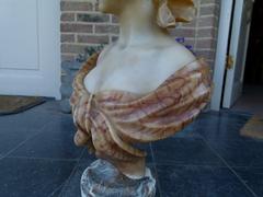 style Alabaster sulpture of a lady in alabaster and marble, Italie, signed Carli 1900