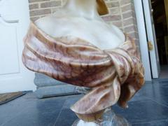 style Alabaster sulpture of a lady in alabaster and marble, Italie, signed Carli 1900