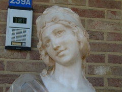 Art-nouveau style Buste of a lady by Brogi in tricolor alabaster, Italy 1900