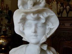 Art-nouveau style Sculpture of a lady,s buste signed by Pugi in alabaster and marble, Italy 1900