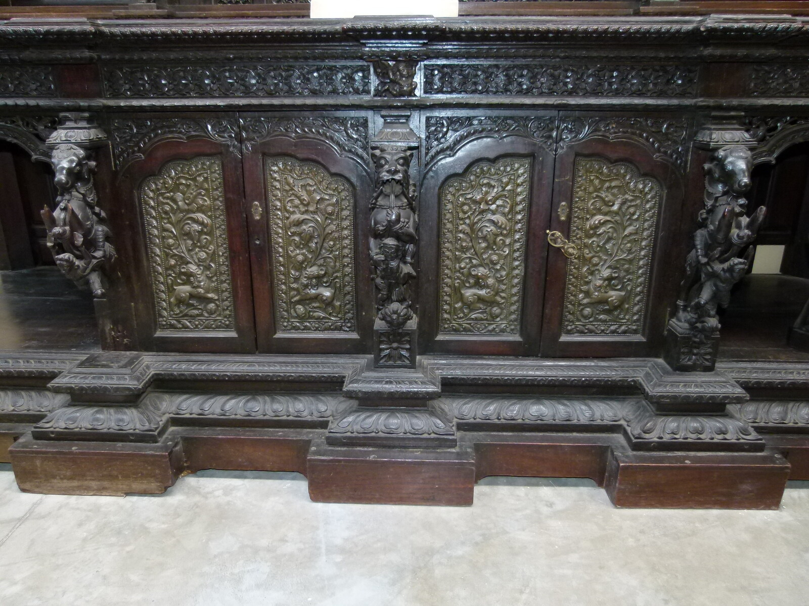 Asiatique Huge cabinet from a temple