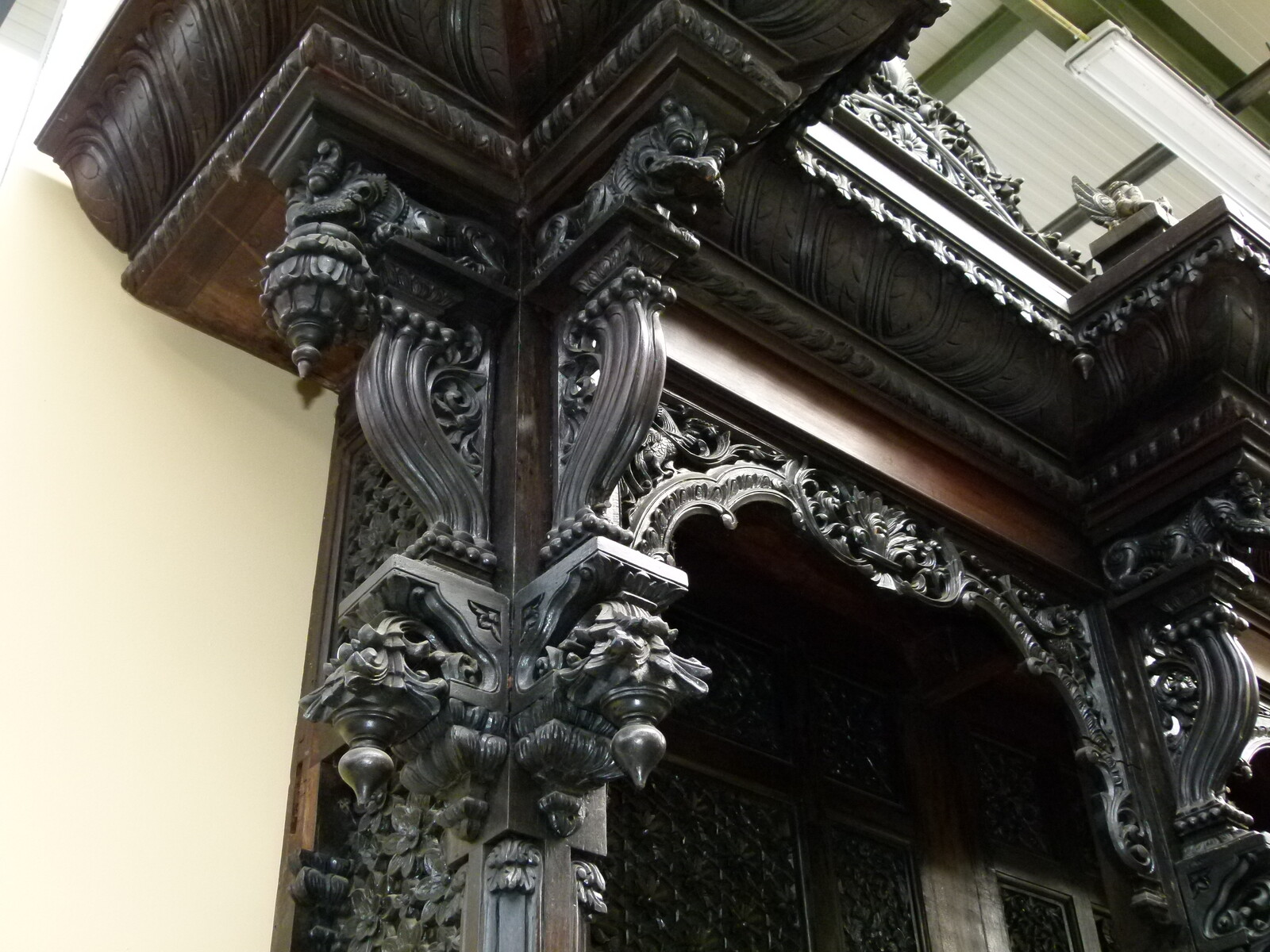 Asiatique Huge cabinet from a temple