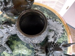 Asiatique style Japanese Meiji sculpture of a vase with dragons in bronze, Japan 1880