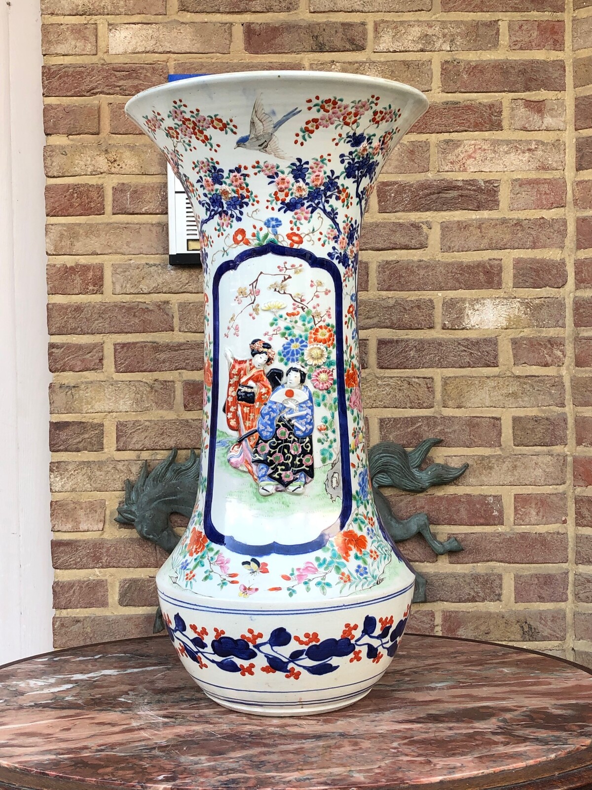 Asiatique Japanese vase with scene in relief