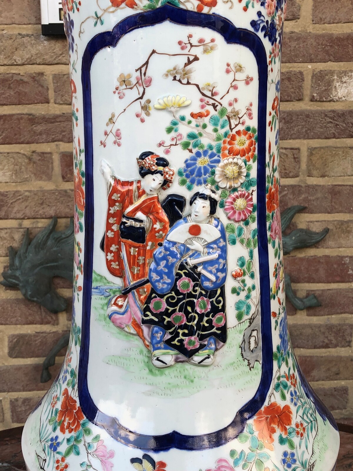 Asiatique Japanese vase with scene in relief