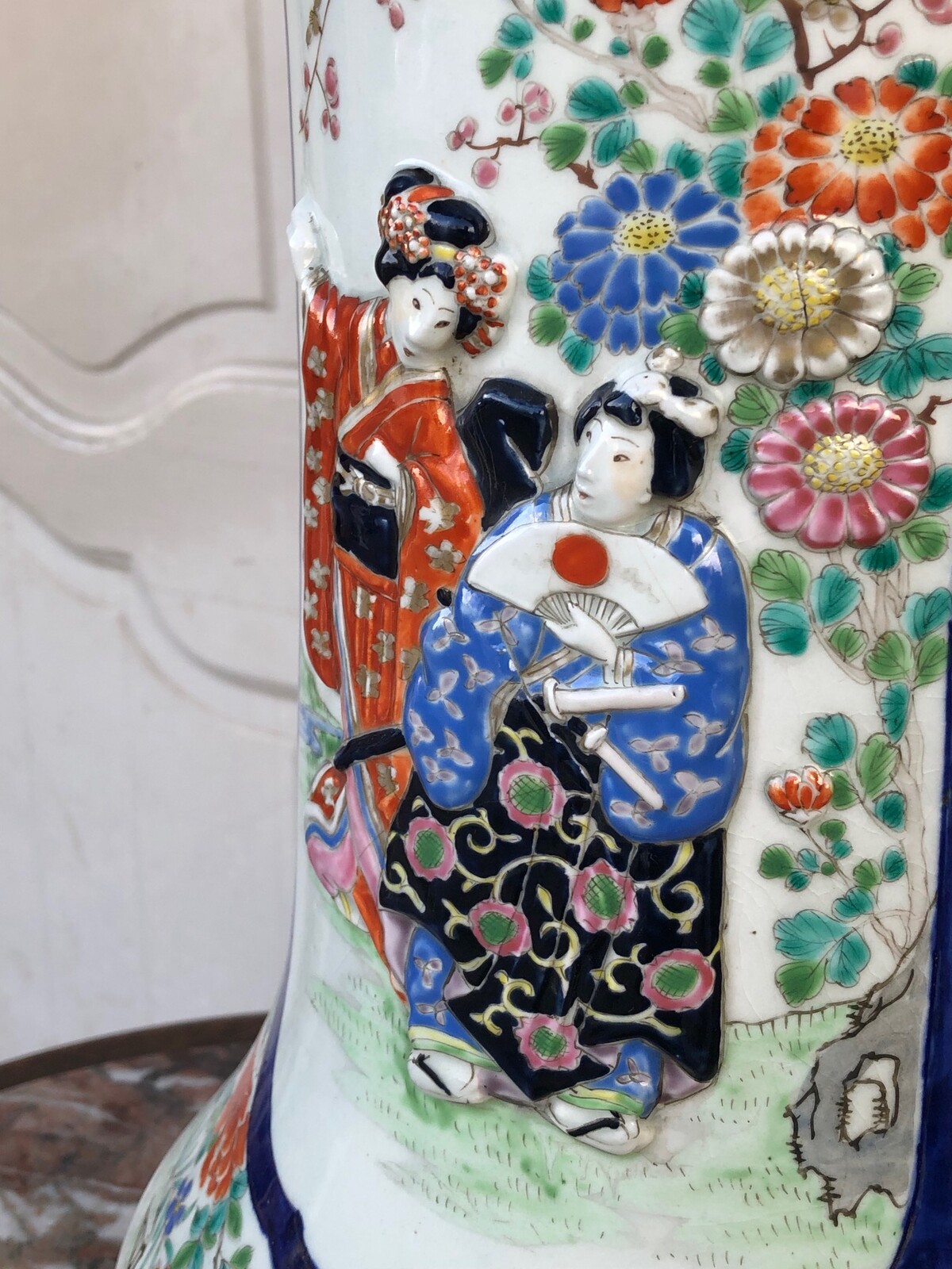 Asiatique Japanese vase with scene in relief