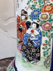 Asiatique style Japanese vase with scene in relief in porcelain, Japan 1900