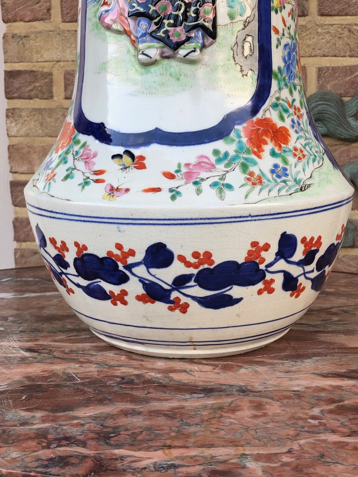 Asiatique Japanese vase with scene in relief