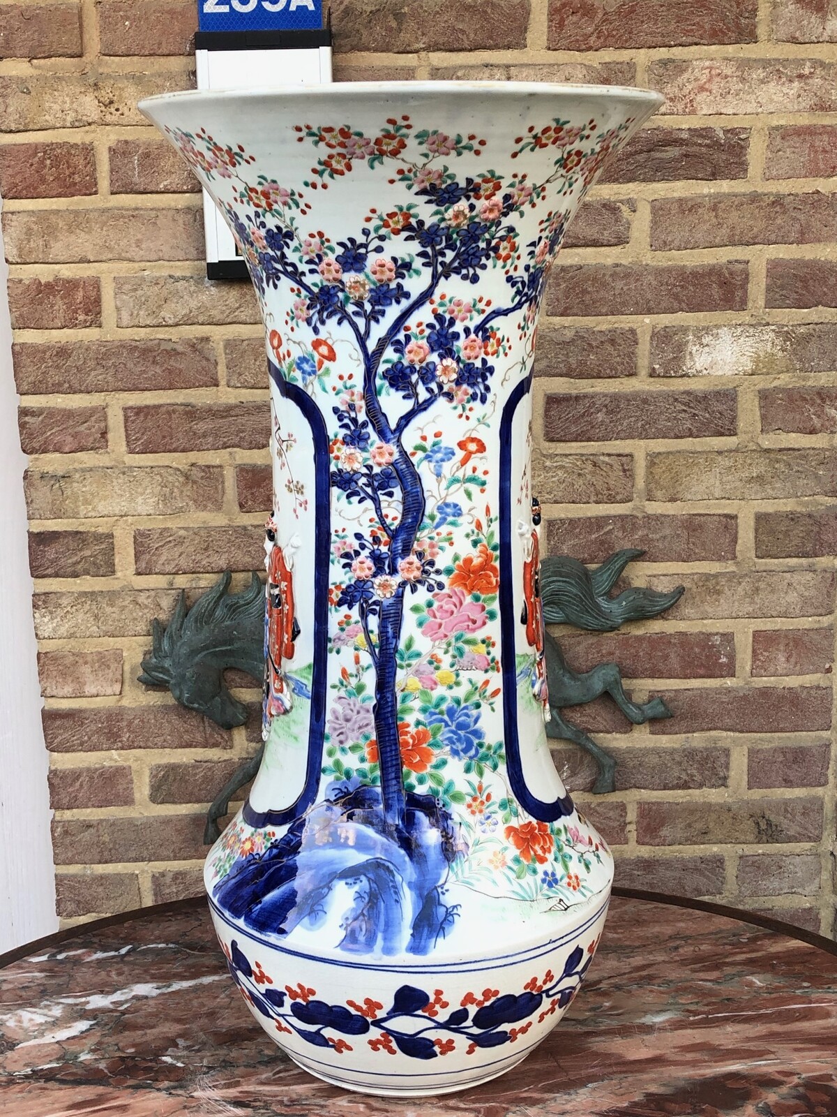 Asiatique Japanese vase with scene in relief