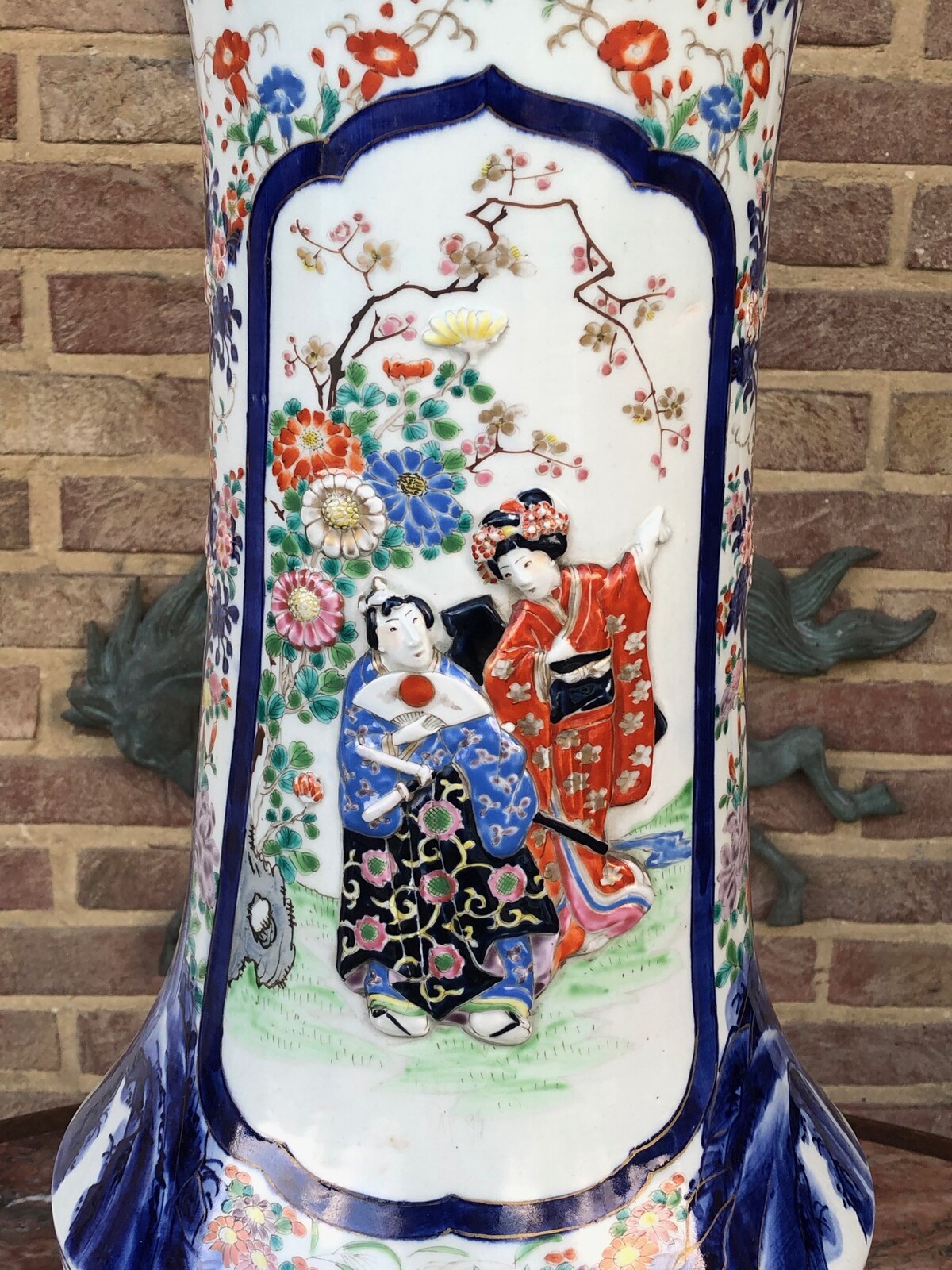 Asiatique Japanese vase with scene in relief