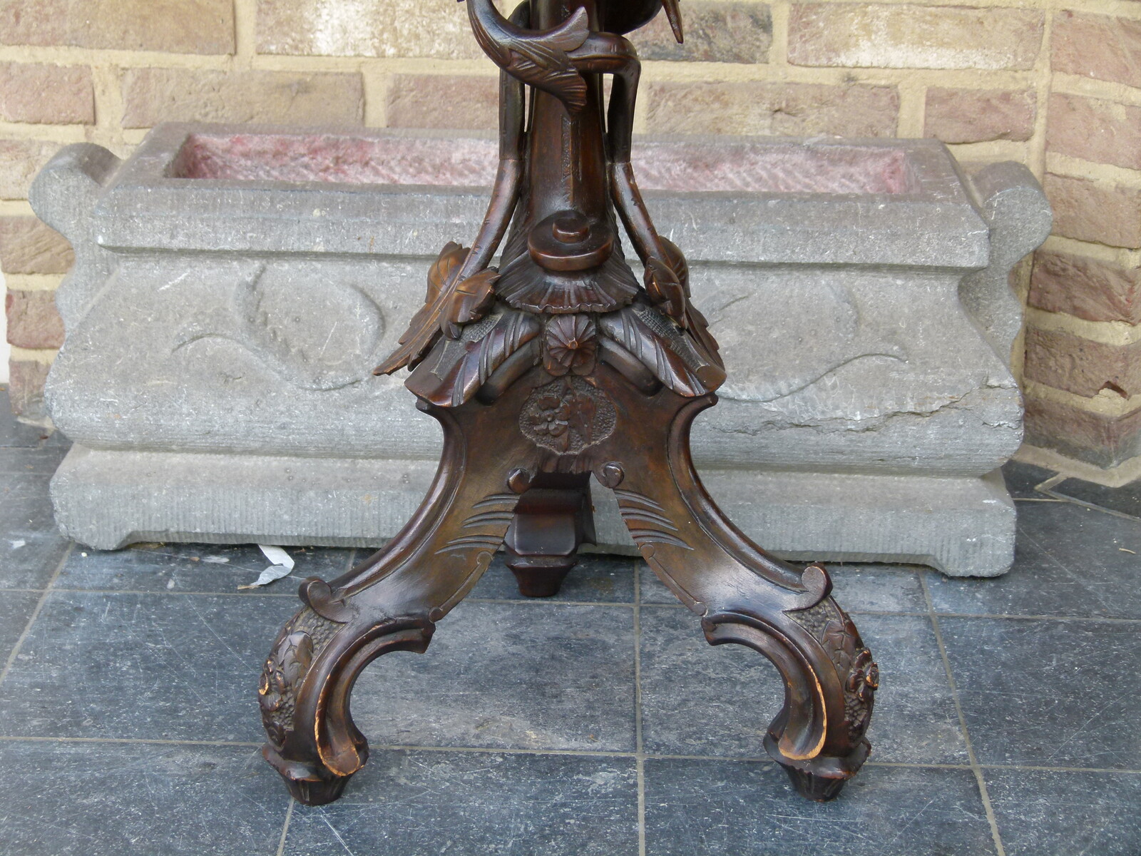 Barock Nice carved pedestal with child