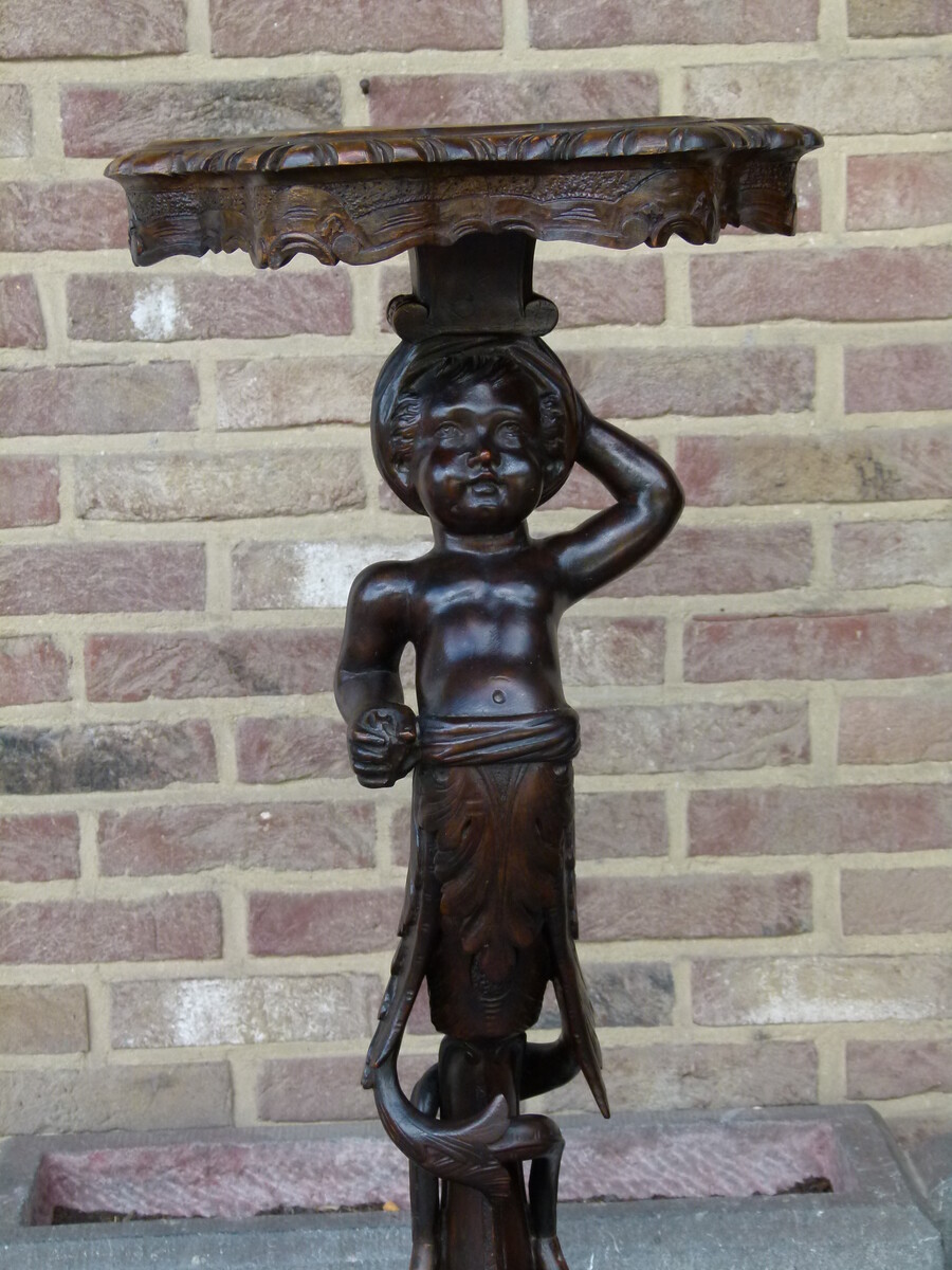 Barock Nice carved pedestal with child