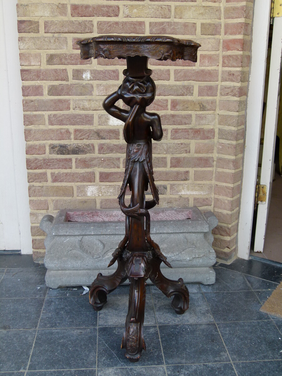 Barock Nice carved pedestal with child