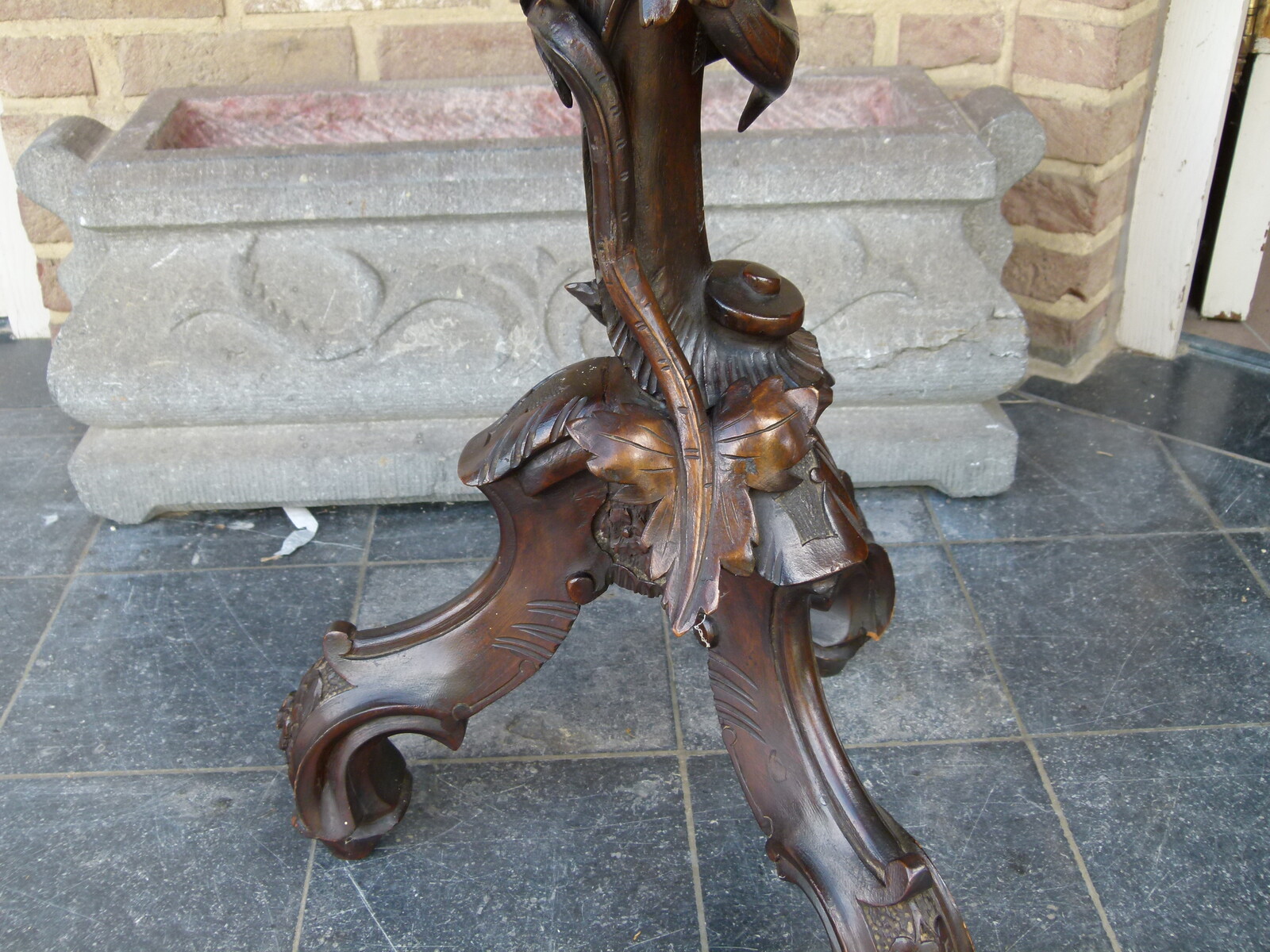 Barock Nice carved pedestal with child