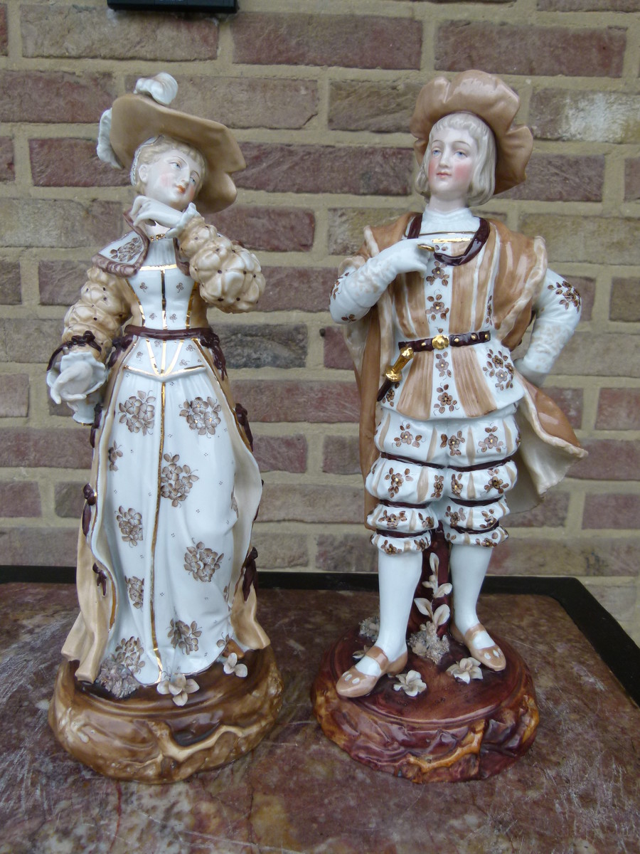 Bell epoque romantic pair Meissen porcelain sculptures