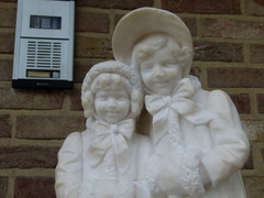 Bell epoque style Sculpture of 2 girls in alabaster, Italie 1900