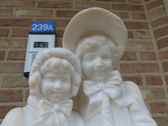 Bell epoque style Sculpture of 2 girls in alabaster, Italie 1900