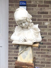 style Buste of a child write in a book in alabaster, Italie 1900