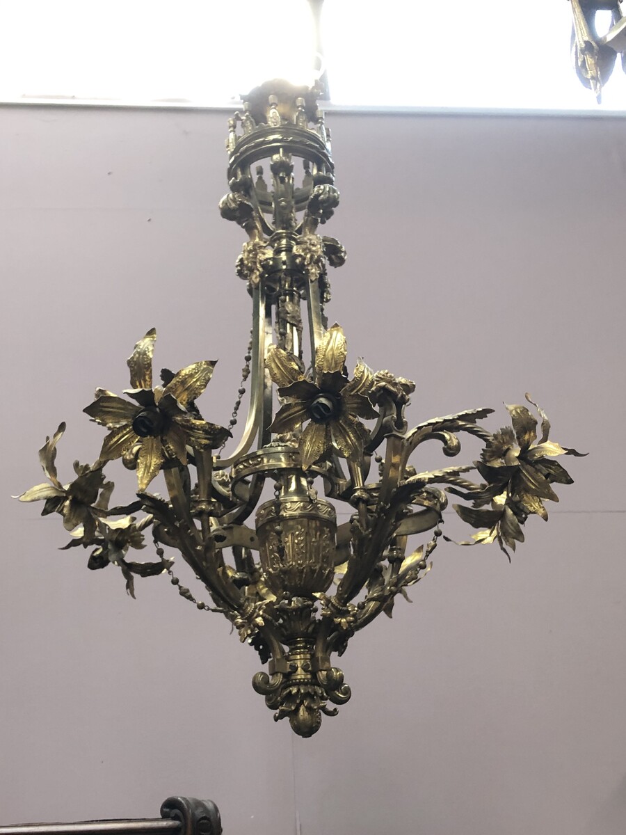 Chandelier style maison Charles with flowers