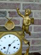 Empire style Gilded clock pendule with butterfly and child in bronze, France 1815