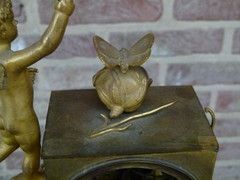 Empire style Gilded clock pendule with butterfly and child in bronze, France 1815