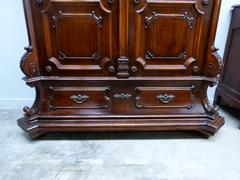 Grunderzeit style Bookcase displaycabinet in carved wallnut, Germany,Berlin 1880-1990