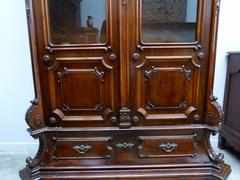 Grunderzeit style Bookcase displaycabinet in carved wallnut, Germany,Berlin 1880-1990