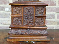 Hunting style Black forest juwel box in carved wood, Germany 1900