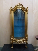 Louis 15 style Display cabinet in gilded wood, Italy 1960