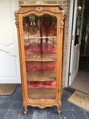 Louis 15 style Display cabinet with curved glass in carved wallnut, France 1880