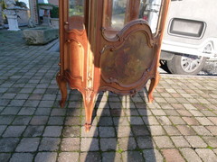 Louis 15 style Display cabinet with curved glass in walnut, Austria 1880