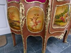 Louis 15 style Displaycabinet vitrine with vernis-matin in satinwood and bronze, France 1940