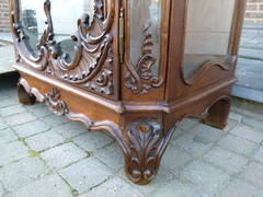 Louis 15 style Highly carved Liége discplay cabinet vitrine in oak, Belgium 1880