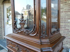 Louis 15 style Highly carved Liége discplay cabinet vitrine in oak, Belgium 1880