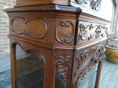 Louis 15 style Highly carved Liége discplay cabinet vitrine in oak, Belgium 1880