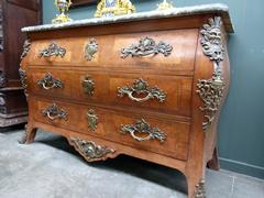 Louis 15 style Napoleon III chest of drawwers in rosewood and gilded bronzes, France 1880