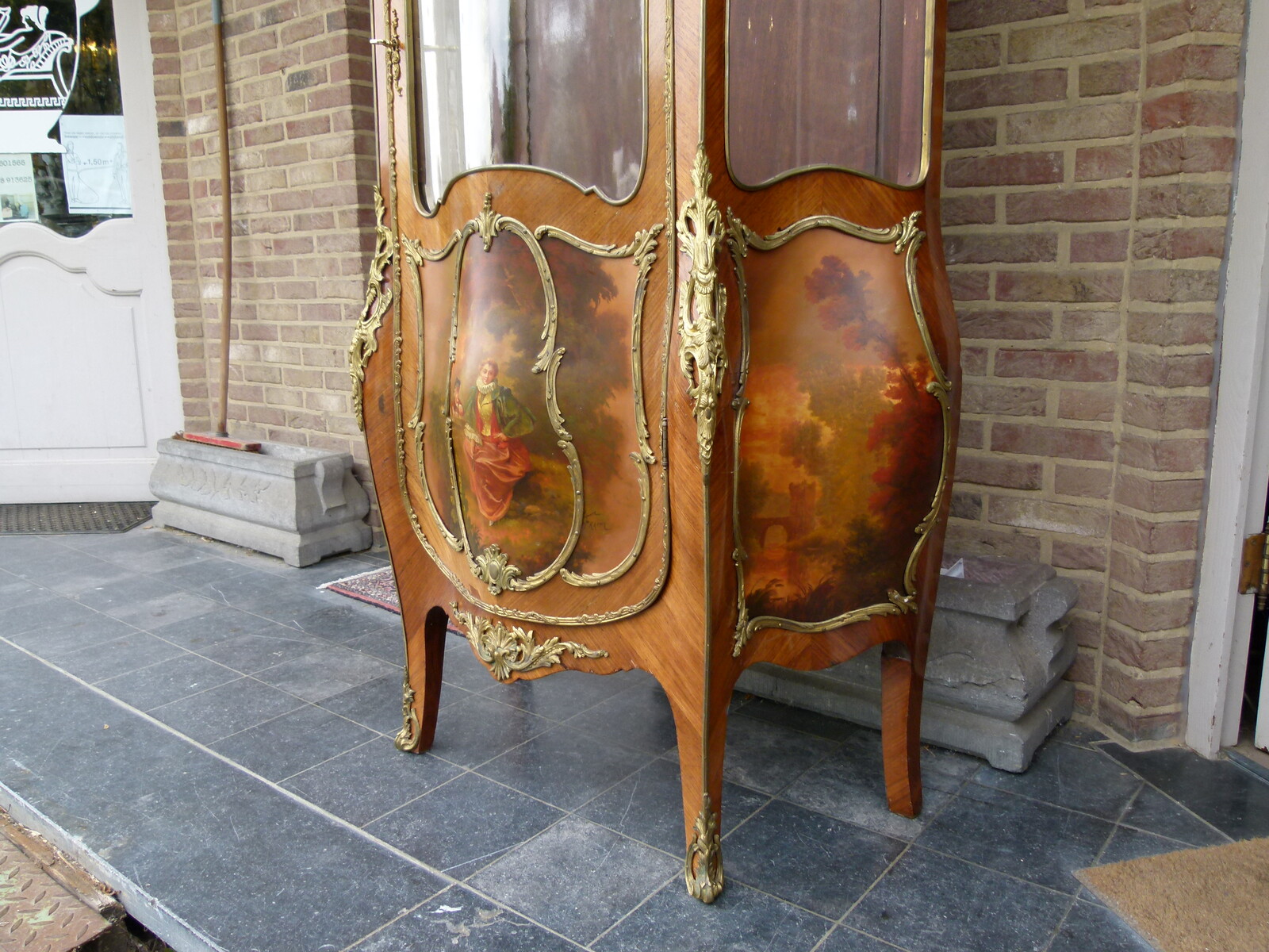 Louis 15 Napoleon III Display cabinet with curved glass and vernis-matin