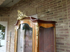 Louis 15 Napoleon III style Display cabinet with curved glass and vernis-matin in rose wood and gilt bronze, France 1880