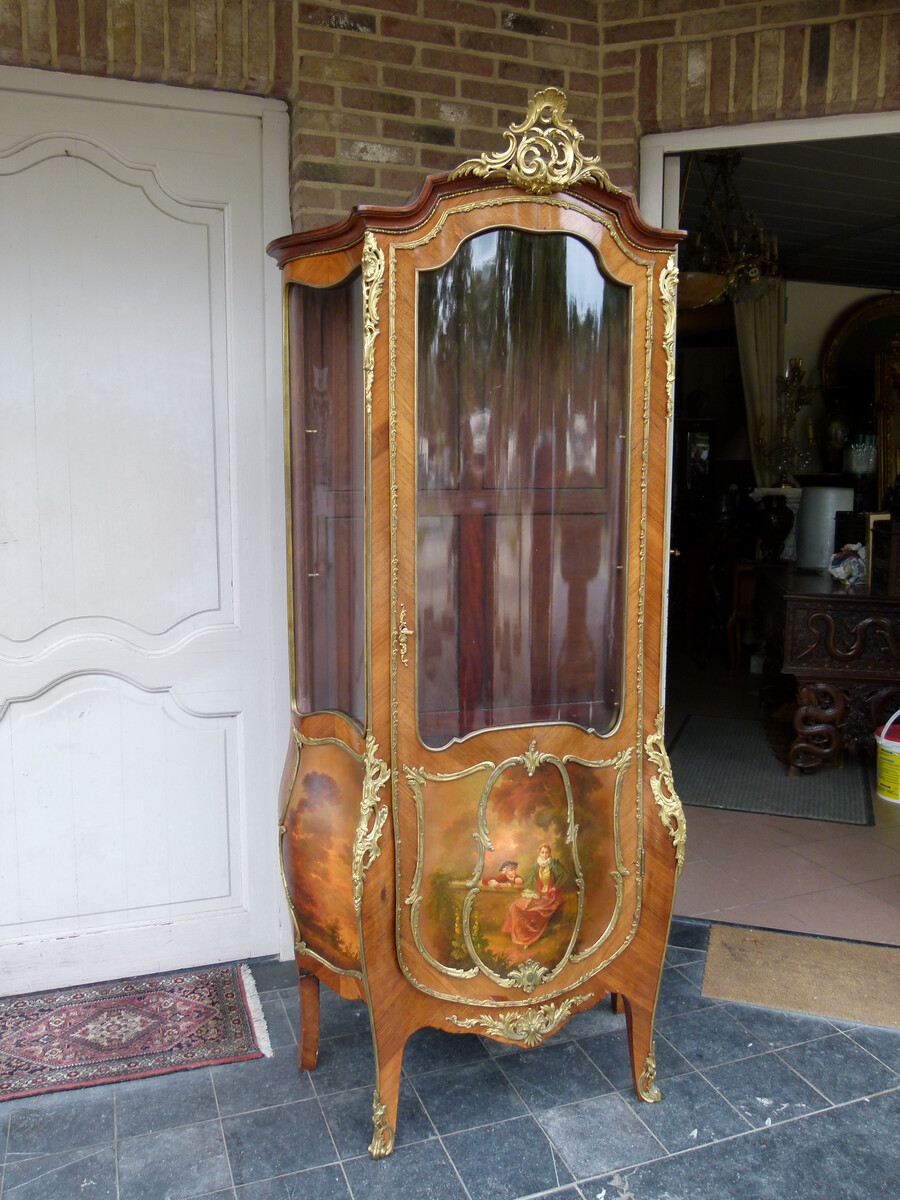 Louis 15 Napoleon III Display cabinet with curved glass and vernis-matin
