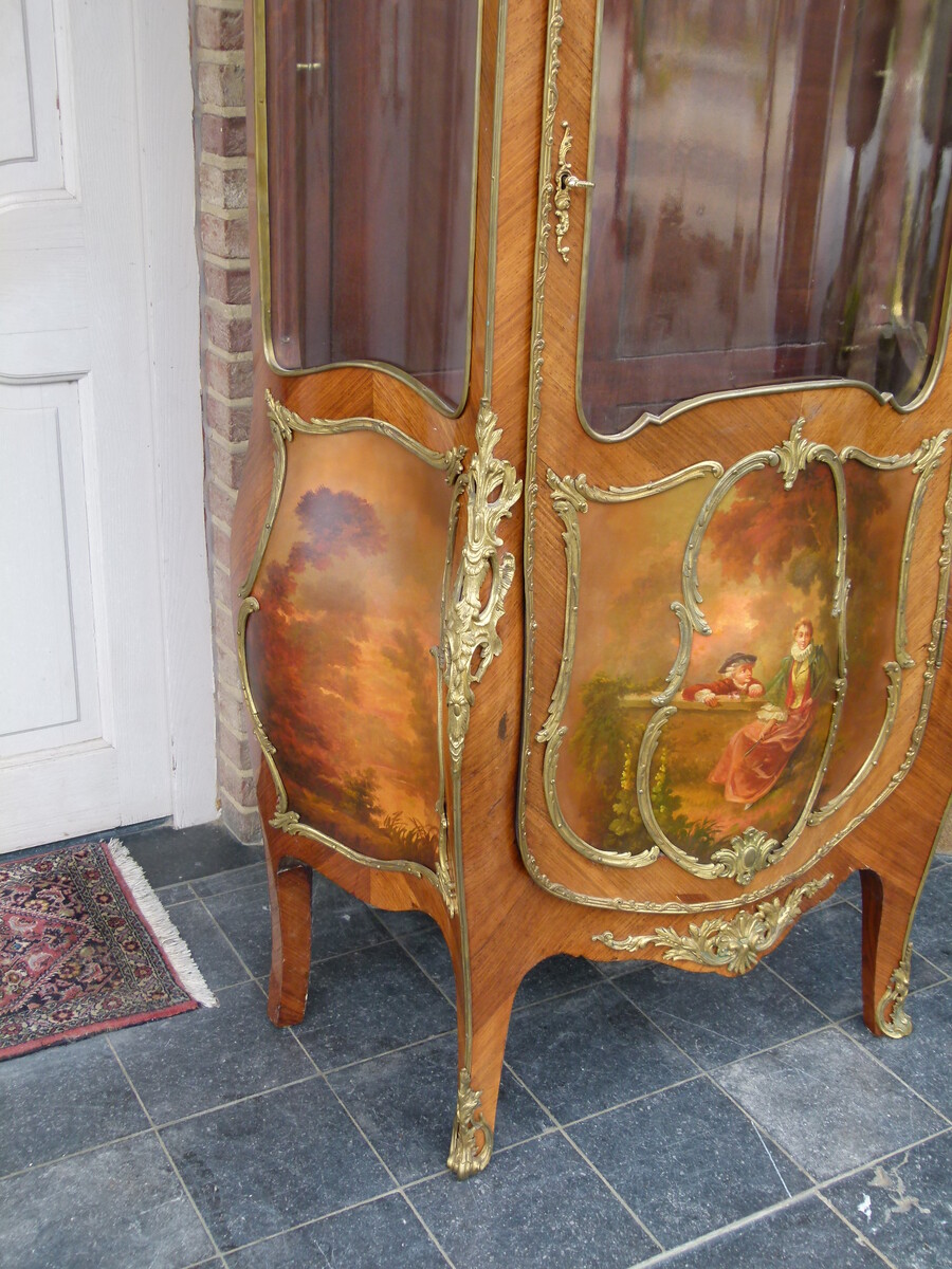 Louis 15 Napoleon III Display cabinet with curved glass and vernis-matin