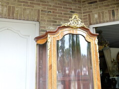 Louis 15 Napoleon III style Display cabinet with curved glass and vernis-matin in rose wood and gilt bronze, France 1880