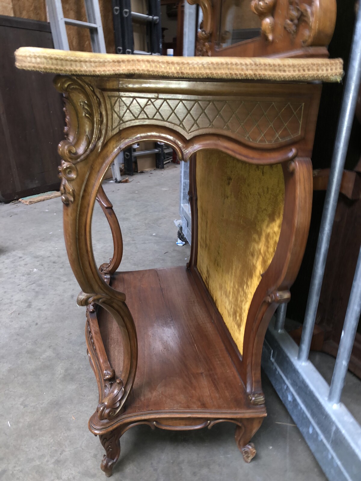 Louis 15 Nice carved display cabinet