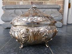 Louis 15 style solid silver box inside with vermeille (gold plated) in 800 silver, Germany 1880