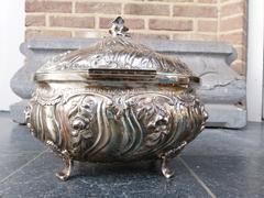 Louis 15 style solid silver box inside with vermeille (gold plated) in 800 silver, Germany 1880