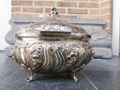 Louis 15 style solid silver box inside with vermeille (gold plated) in 800 silver, Germany 1880