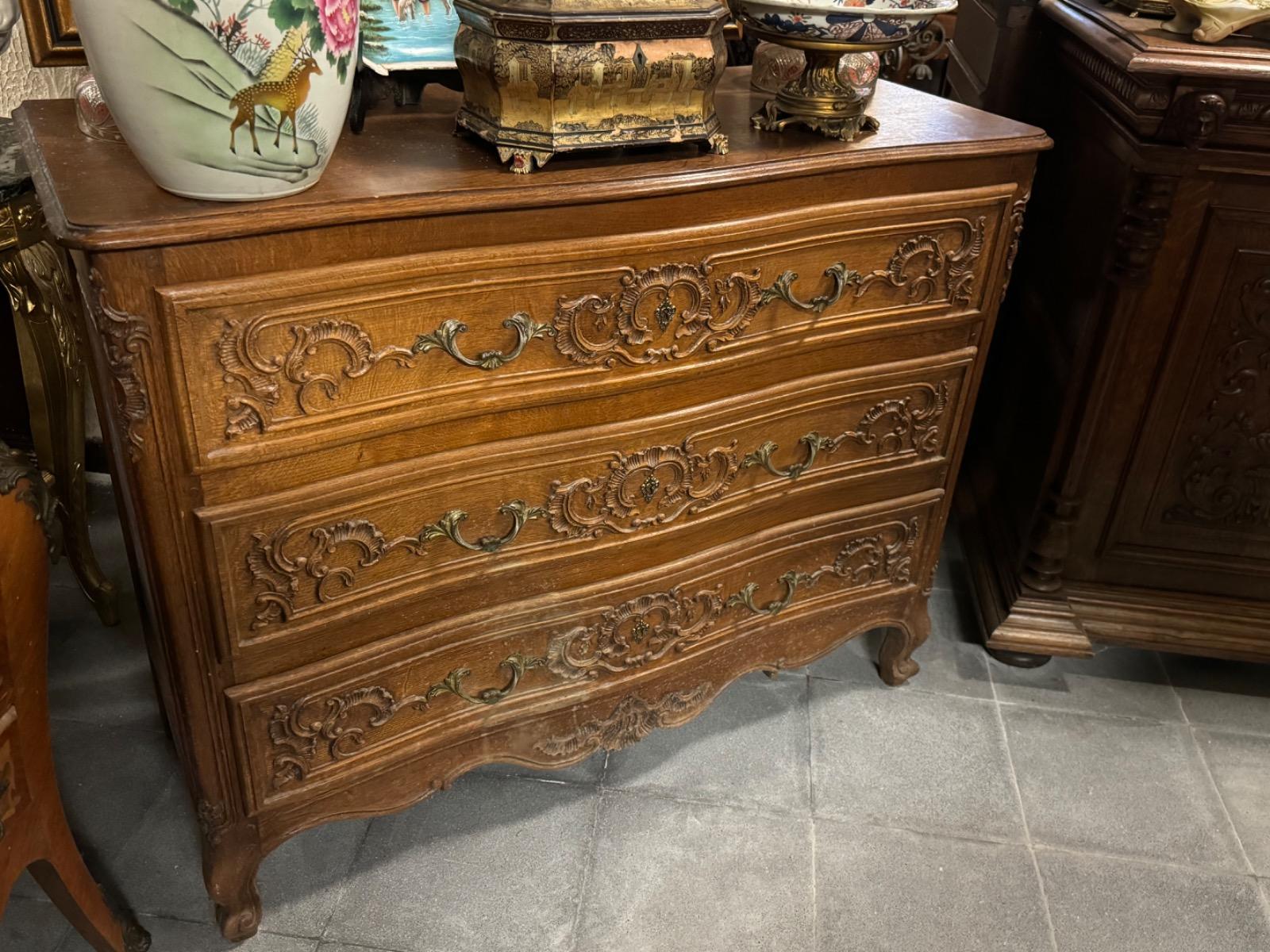 Louis 15 style chest of drawers in oak