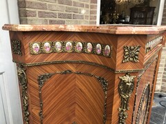 Louis 16 style Cabinet with marquetry and porcelain plates, Italie 1960